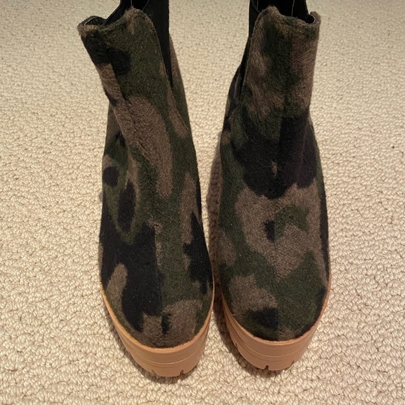 Attagirl camouflage beige fuzzy booties - Picture 2 of 6